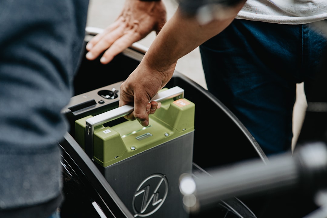 A rechargeable battery for the electric scooter Kumpan 54 Iconic being swapped out. It runs on Lithium-Ion, achieves 54 km of range and can also be used as energy storage.