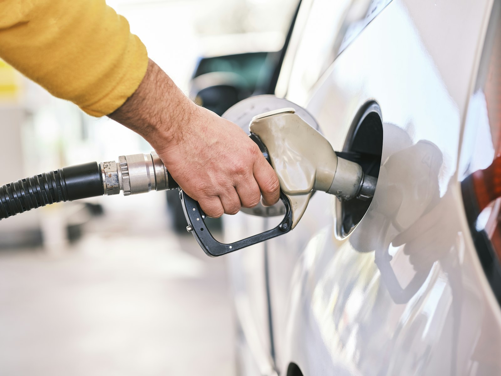 Benzine op recordprijs: dit bespaar je per 100 kilometer met elektrisch rijden