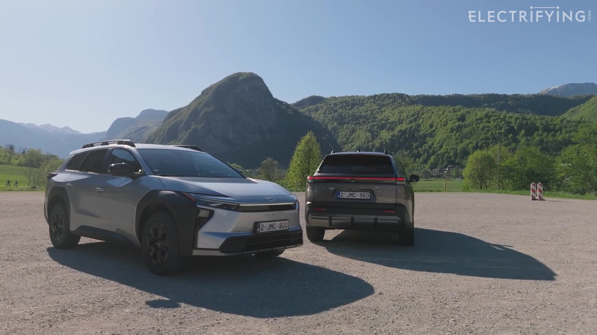 Twee exemplaren van de Toyota bZ4X Touring naast elkaar, van voren en van achteren gezien