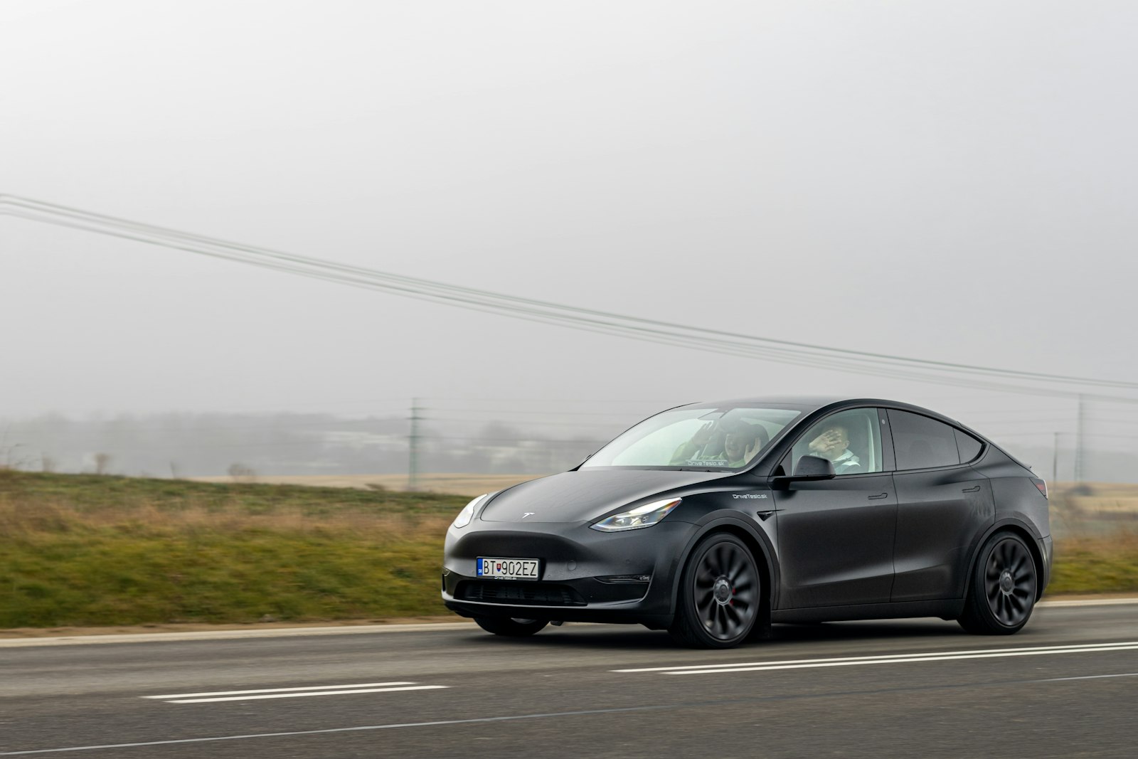 Europees besluit over Tesla’s zelfrijsysteem uitgesteld: wat dit voor jou betekent
