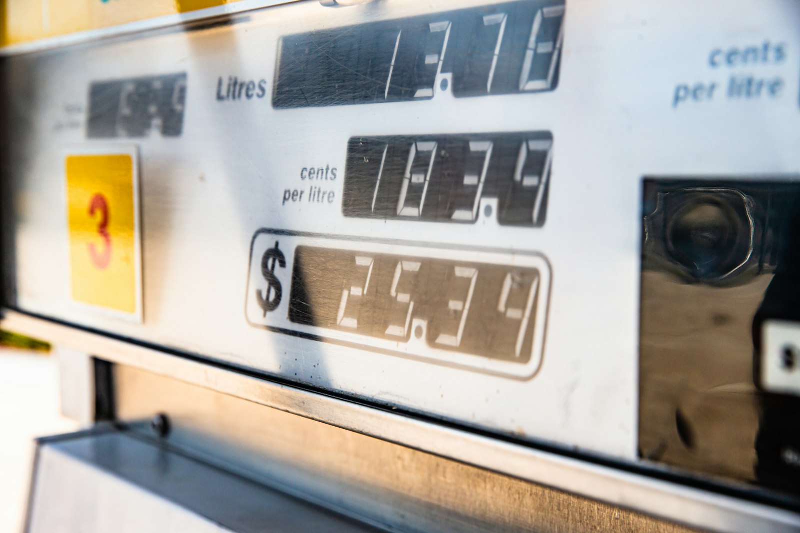 Benzine daalt verder in prijs: is laden nog steeds veel goedkoper?