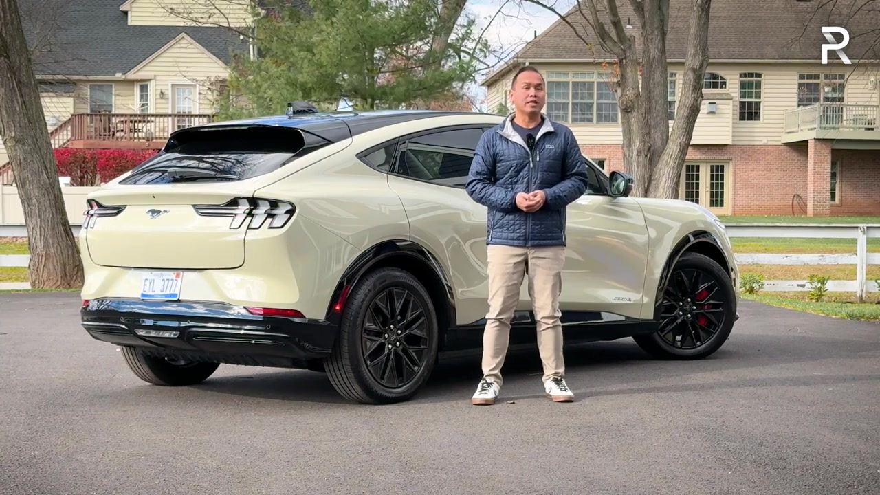 Ford Mustang Mach-E van achteren gezien op een oprit