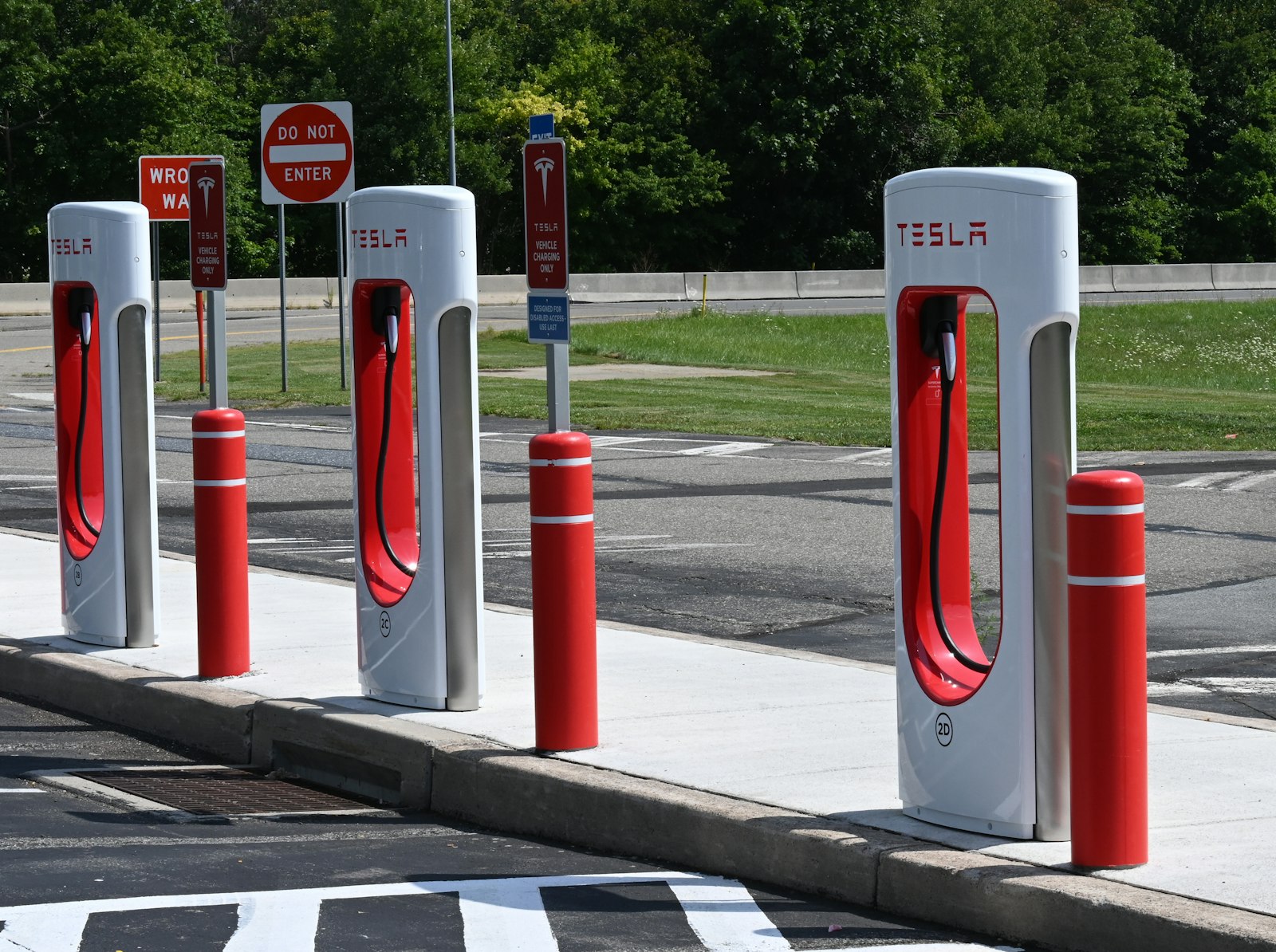 Wegrijden terwijl de Supercharger nog vastzit: wat de nieuwe Tesla-functie doet