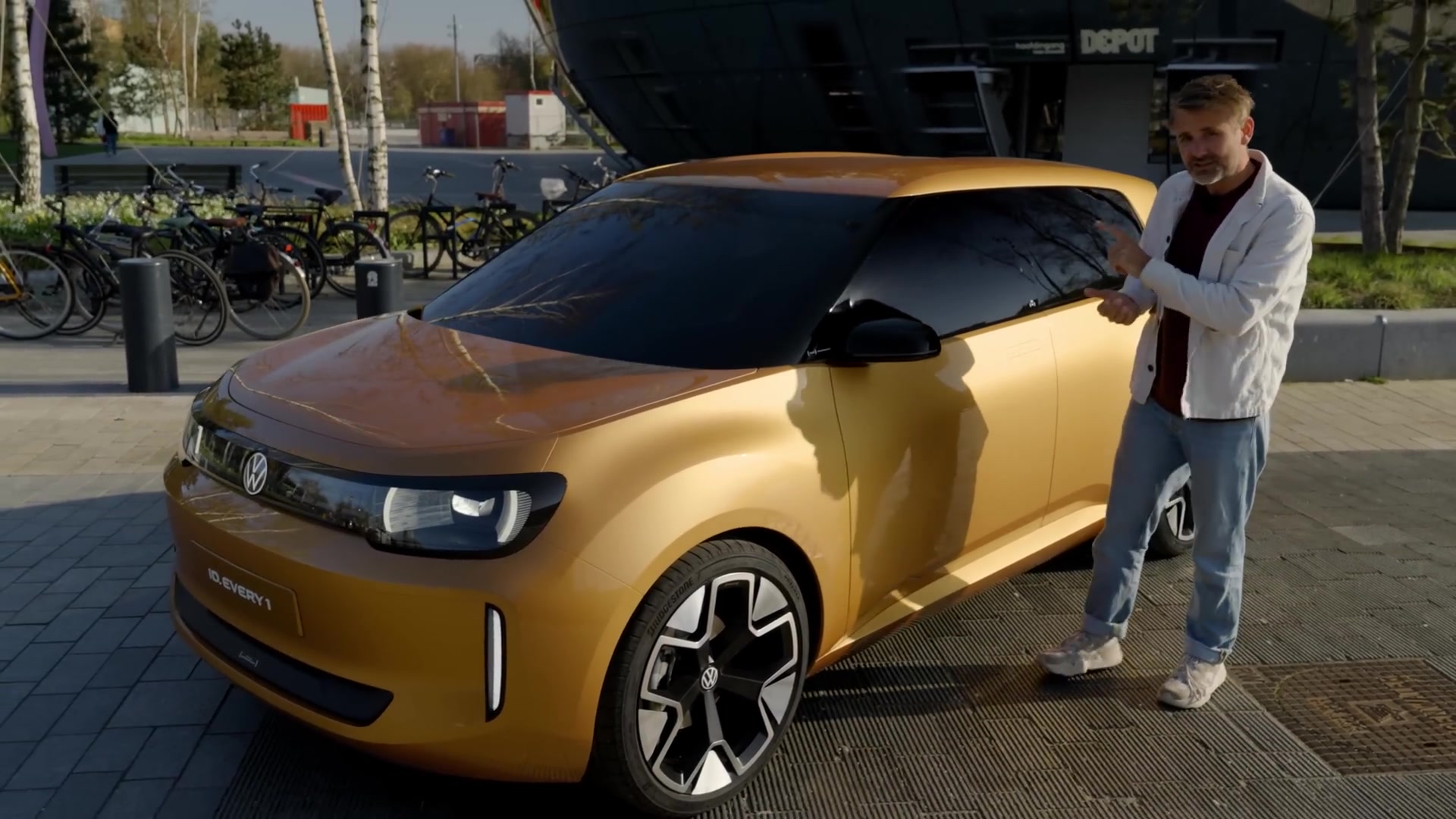 Okergele Volkswagen ID. EVERY1 geparkeerd bij het Depot in Rotterdam